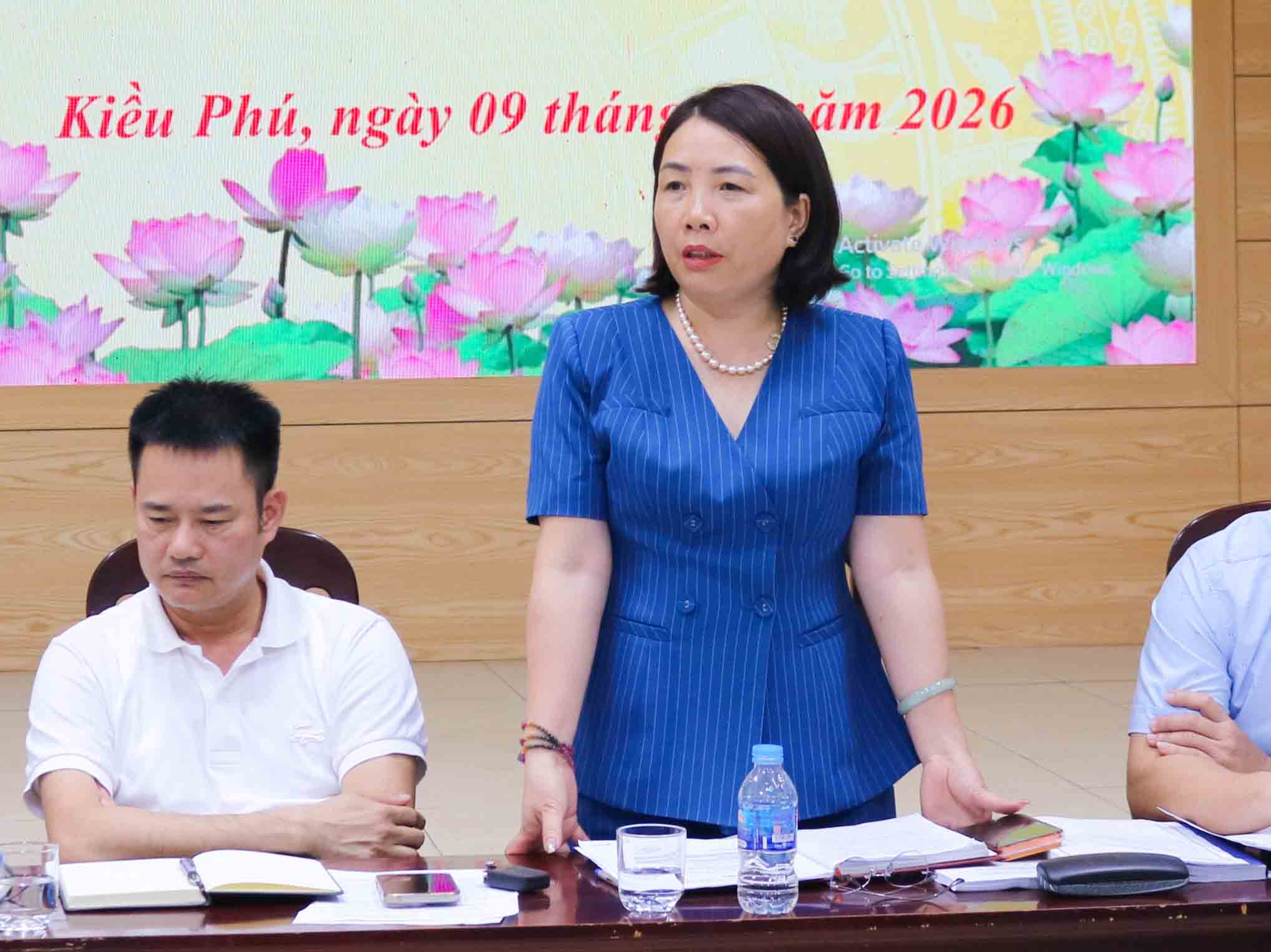 Bà Nguyễn Thị Thu Trang - Chủ tịch UBMTTQ xã Kiều Phú trả lời một số ý kiến liên quan tại hội nghị. Ảnh: Xã Kiều Phú 