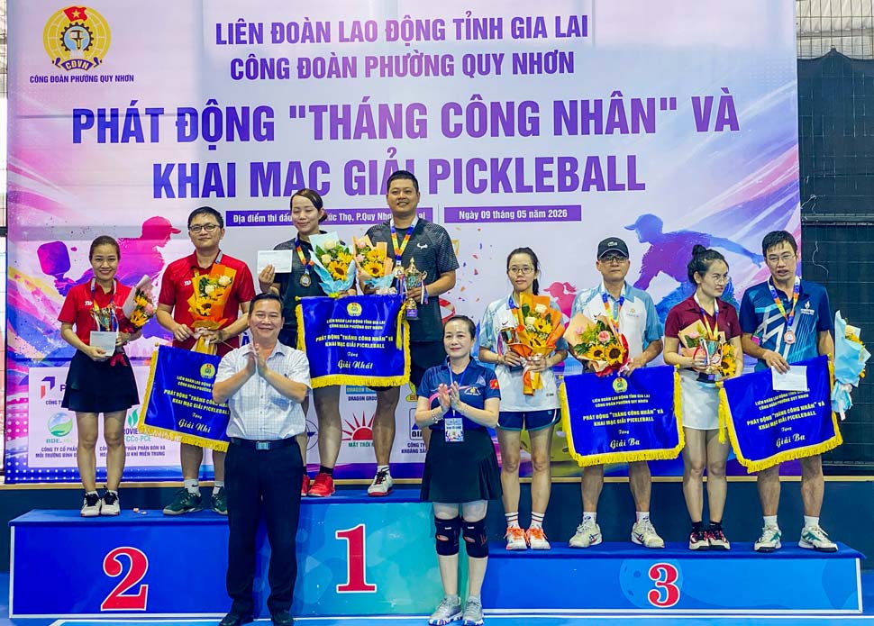 The organizing committee awarded prizes to the first, second and third-placed teams. Photo: Quy Nhon