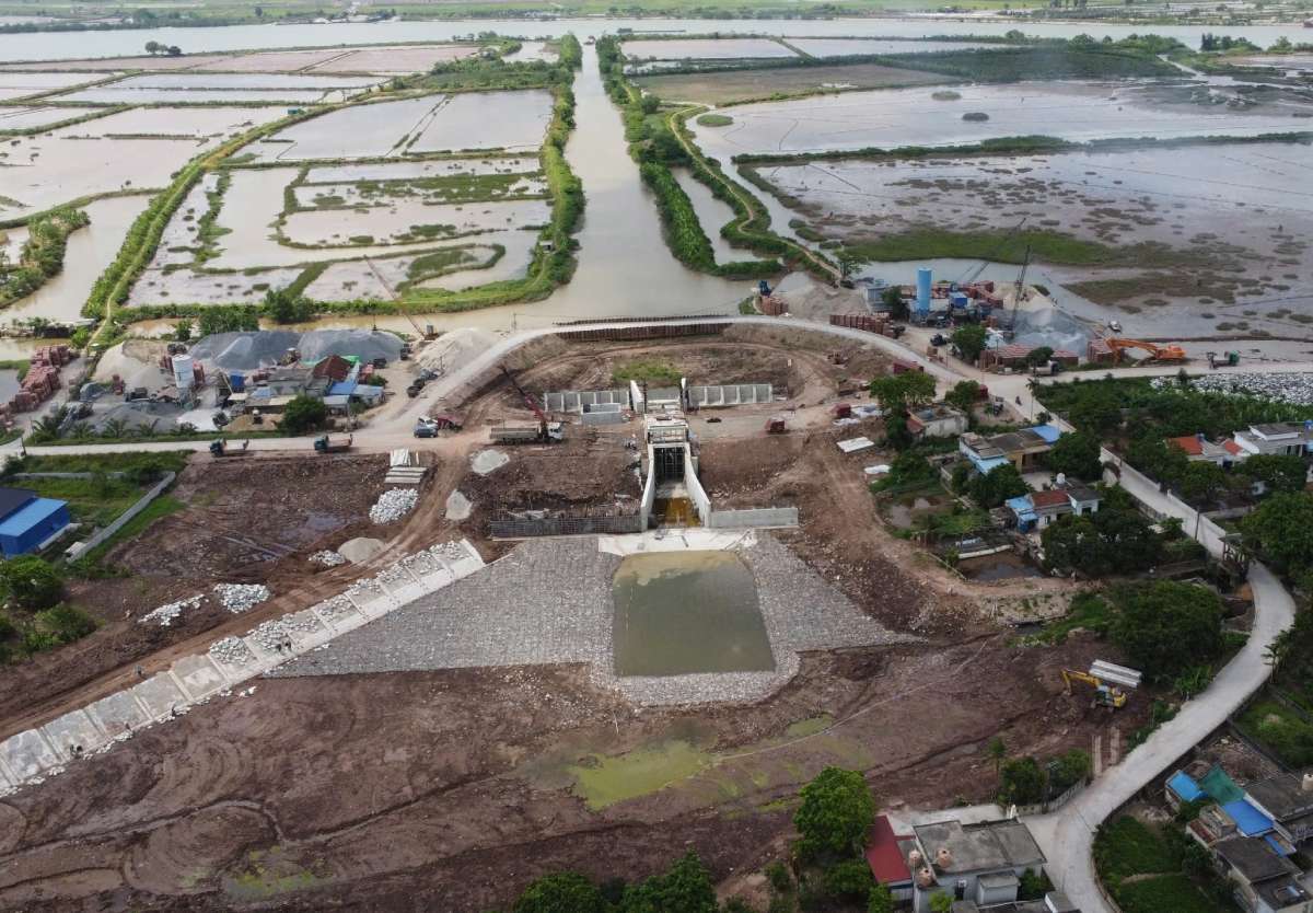 Construction of Con Tu - Con Nam culvert (Ninh Binh province). Photo: Luong Ha