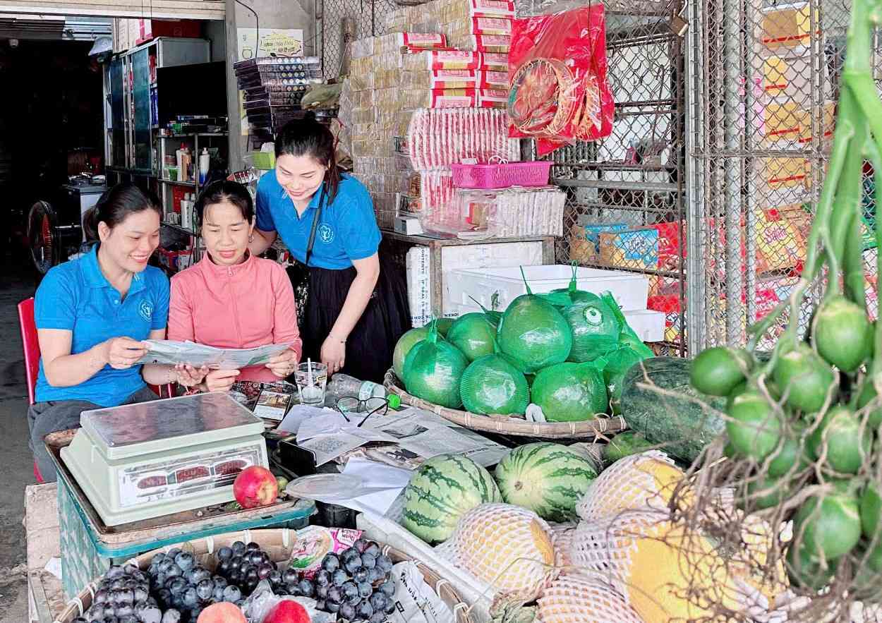 Các nhóm tuyên truyền trực tiếp vận động người dân tham gia BHXH tự nguyện, BHYT hộ gia đình. Ảnh: Ngọc Anh 