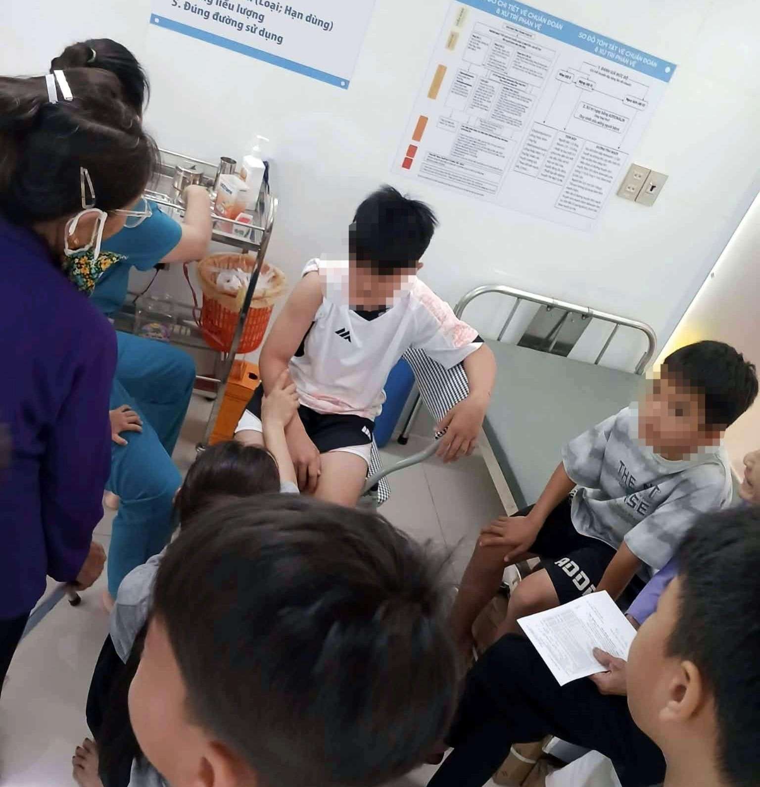 People come to treat wounds and get rabies vaccinations after being bitten by a rabid dog suspected of having rabies. Photo: Ngoc Anh