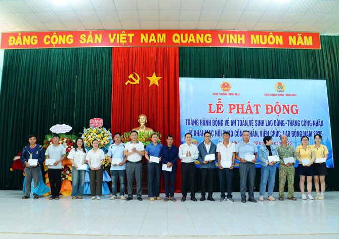 Giving gifts to encourage workers in difficult circumstances. Photo: Thanh Tuan