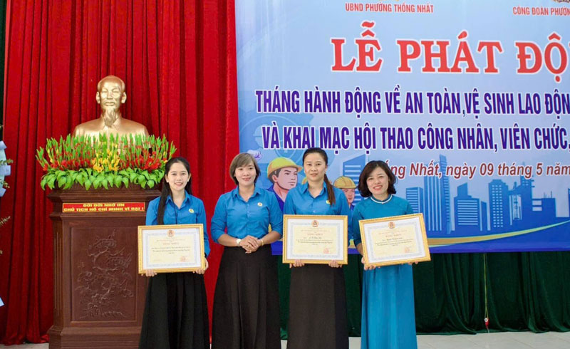 Trao bằng khen cho các cá nhân, tập thể có thành tích xuất sắc. Ảnh: Thanh Tuấn 