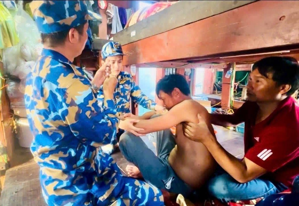 Officers and soldiers of ship 636 of Naval Region 1 support Nghe An fishermen in distress at sea in Con Co Special Zone. Photo: Minh Nhat