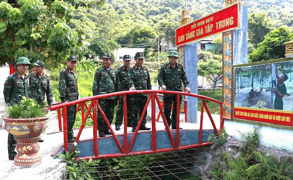 Major General Phan Dai Nghia, Deputy Commander of Military Region 5 inspects combat readiness in Tan Hiep island commune. Photo: Military Region 5