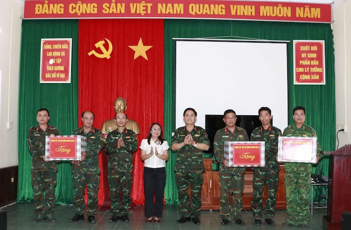 Bộ Tư lệnh Quân khu 5 đã trao tặng nhiều phần quà ý nghĩa nhằm động viên cán bộ, chiến sĩ. Ảnh: Quân khu 5