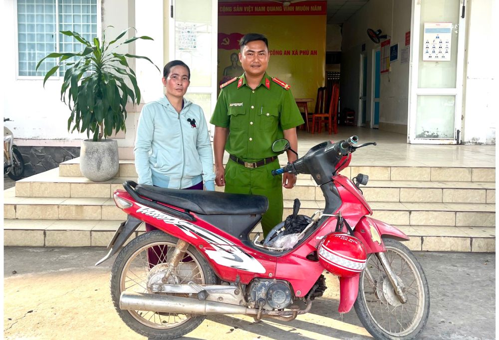 Police return stolen motorbike to Ms. Yen. Photo: CACC