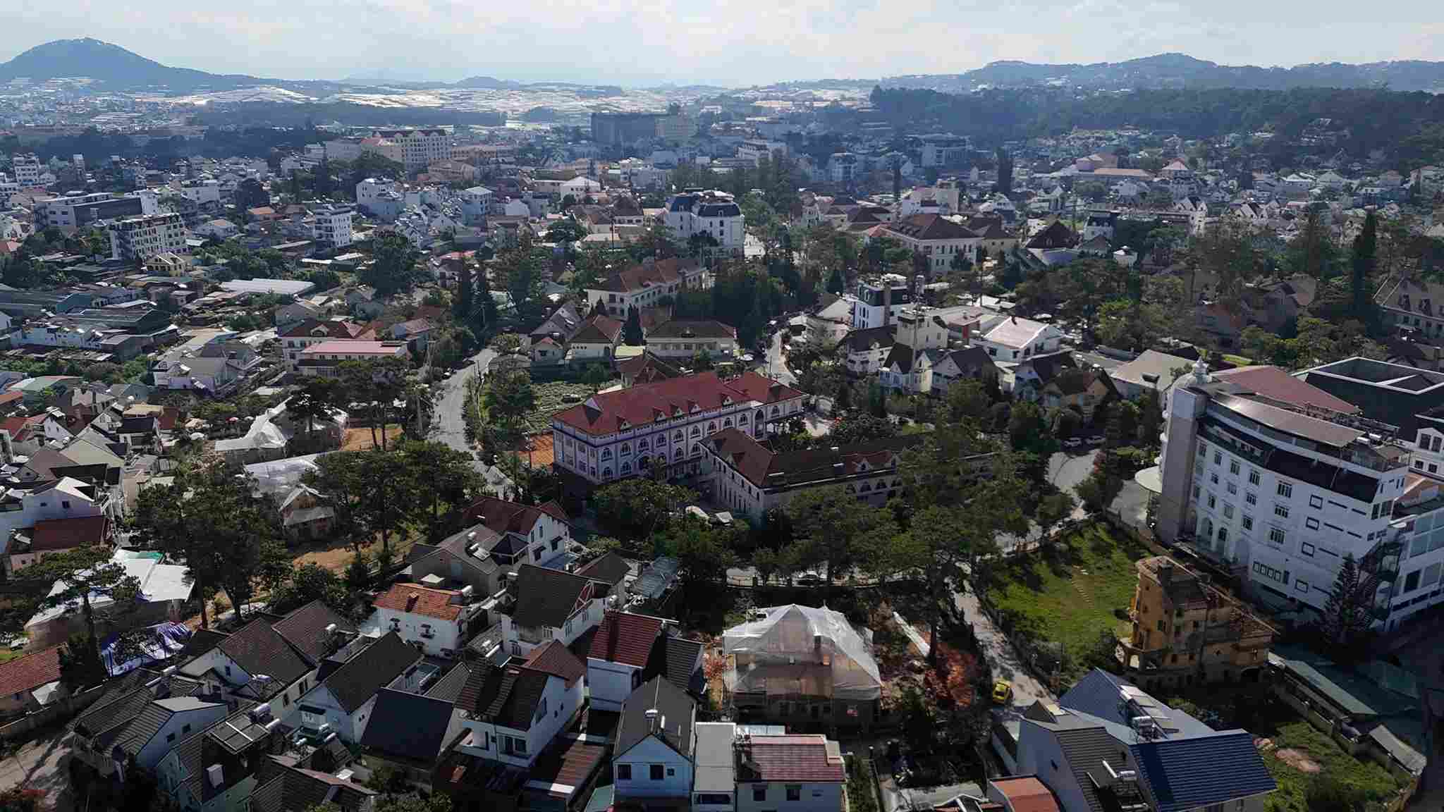 Cụm biệt thự cổ tại đường Cô Giang bị tháo dỡ, sửa chữa khi chưa được cơ quan chức năng cấp phép. Ảnh: Phúc Khánh 