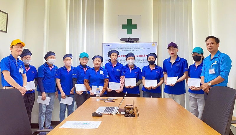 Đại diện Liên đoàn Lao động tỉnh Quảng Ngãi thăm hỏi và trao 10 suất quà cho đoàn viên, công nhân lao động có hoàn cảnh khó khăn. Ảnh: Đăng Khôi