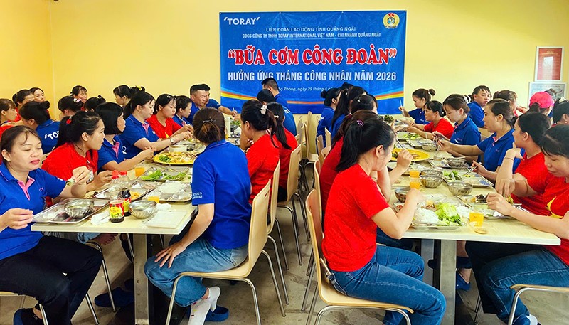 Union members and workers participate in "Trade Union Meal" in 2026. Photo: Quang Ngai Trade Union