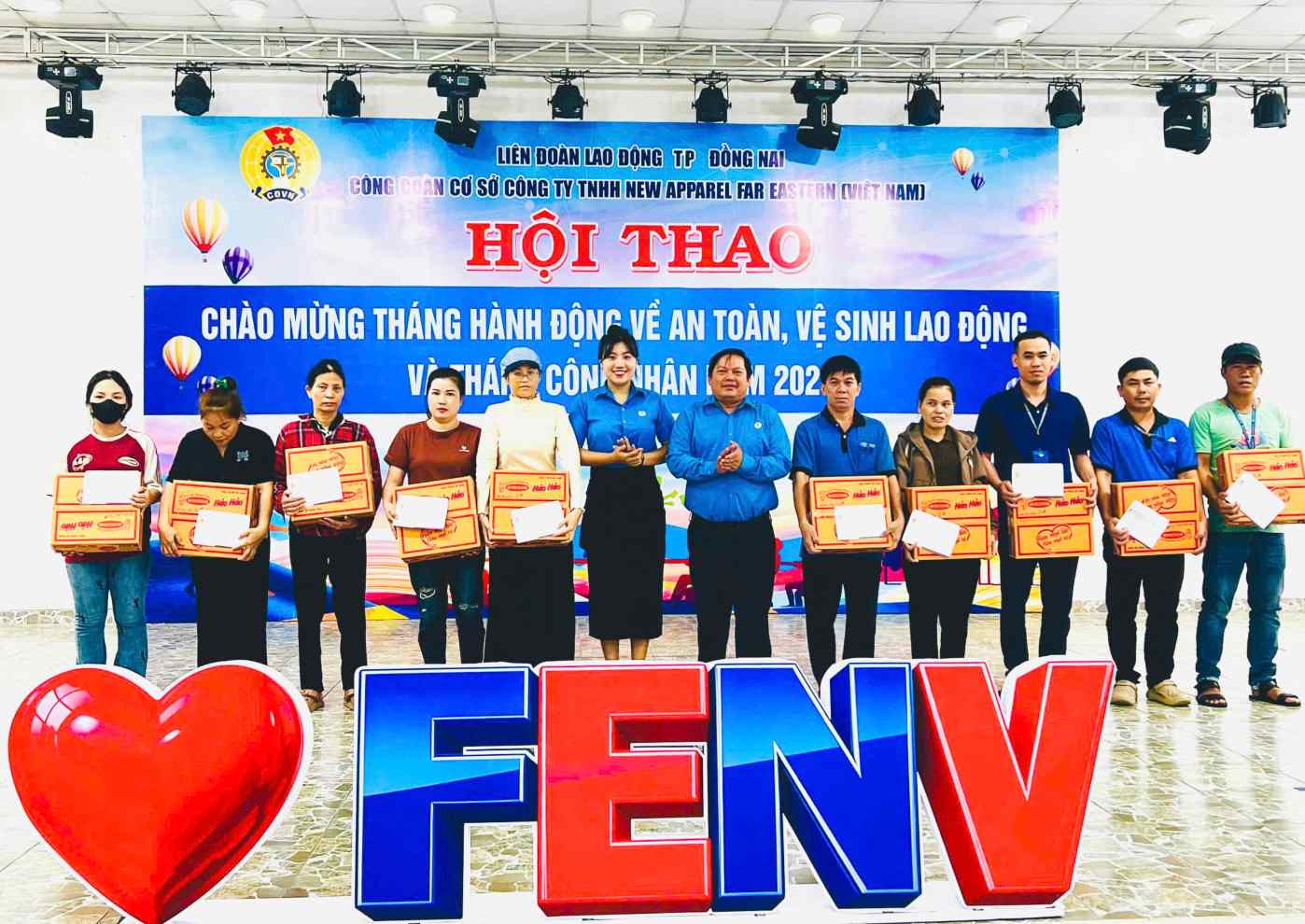 Grassroots trade unions in Dong Phu ward organize sports festivals and give gifts to workers in difficult circumstances. Photo: Grassroots Trade Union provided