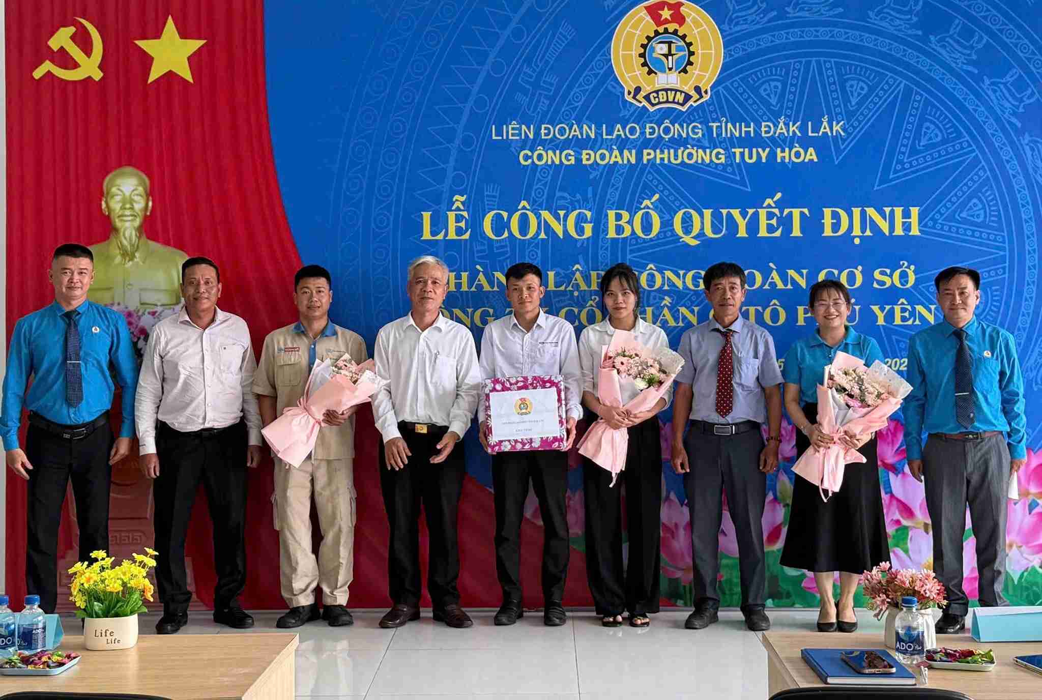 Tuy Hoa Ward Trade Union announces decision to establish grassroots Trade Union of Phu Yen Automobile Joint Stock Company. Photo: Dak Lak Trade Union