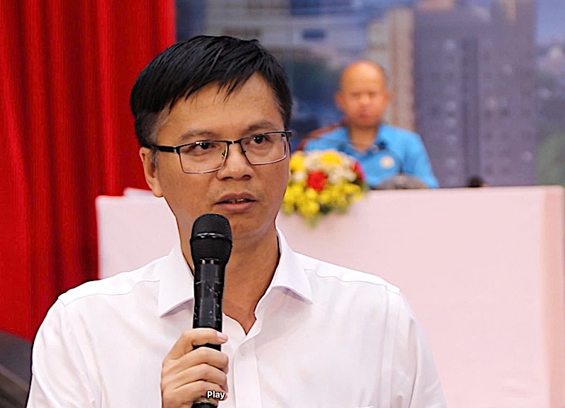 M. Nguyen Qui Quy - Directeur adjoint du Département de l'intérieur de la ville de Da Nang répond aux recommandations des ouvriers et des membres du syndicat lors de la conférence. Photo: Nguyen Linh