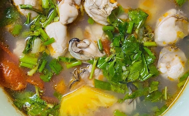 Las ostras cocinadas pueden ayudar a nutrir el cerebro, son buenas para la salud intelectual porque son mariscos ricos en hierro. Foto: Kieu Vu