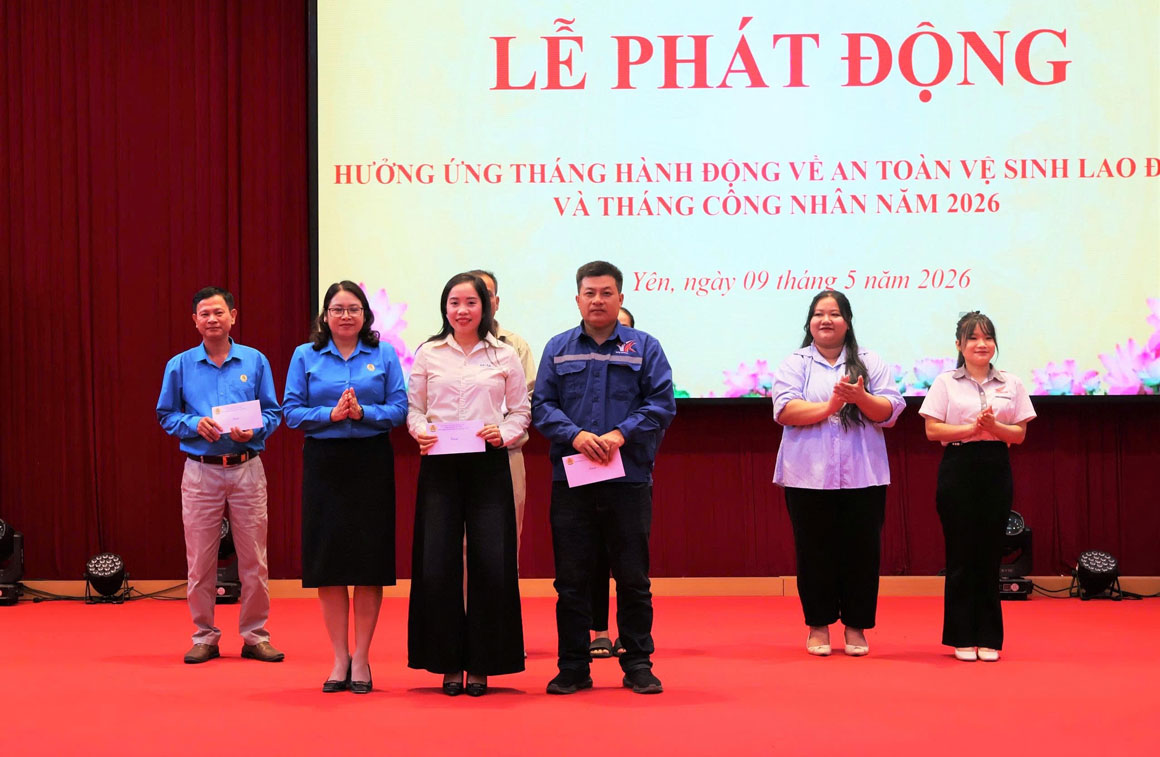 Công đoàn xã Lục Yên trao thưởng cho đoàn viên, người lao động