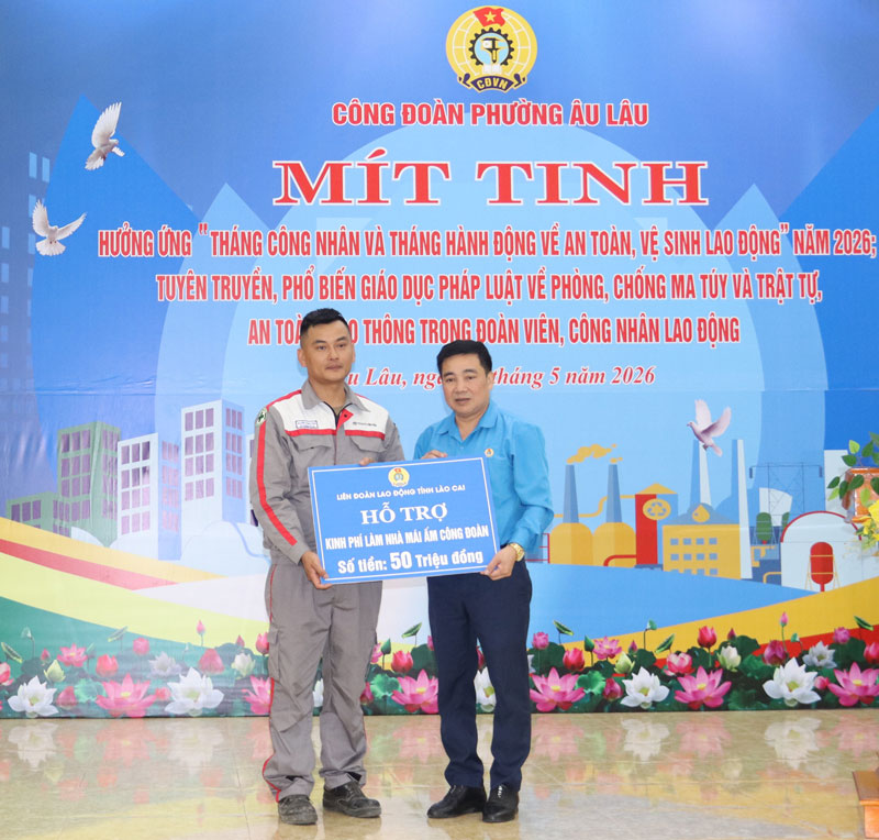Ông Đồng chí Phan Huy Cường, Phó Chủ tịch LĐLĐ tỉnh Lào Cai trao hỗ trợ nhà “Mái ấm Công đoàn”