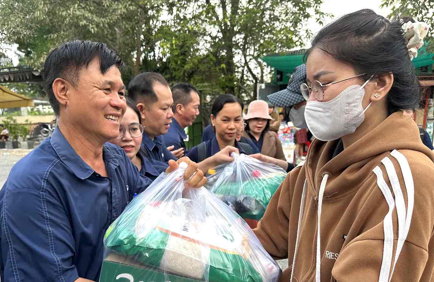 Chairman of the Trade Union of Chang Shin Company Dang Tuan Tu (left) presents gifts to workers. Photo: HAC