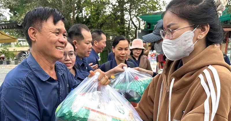 Công đoàn thăm hỏi, tặng quà công nhân nhà trọ