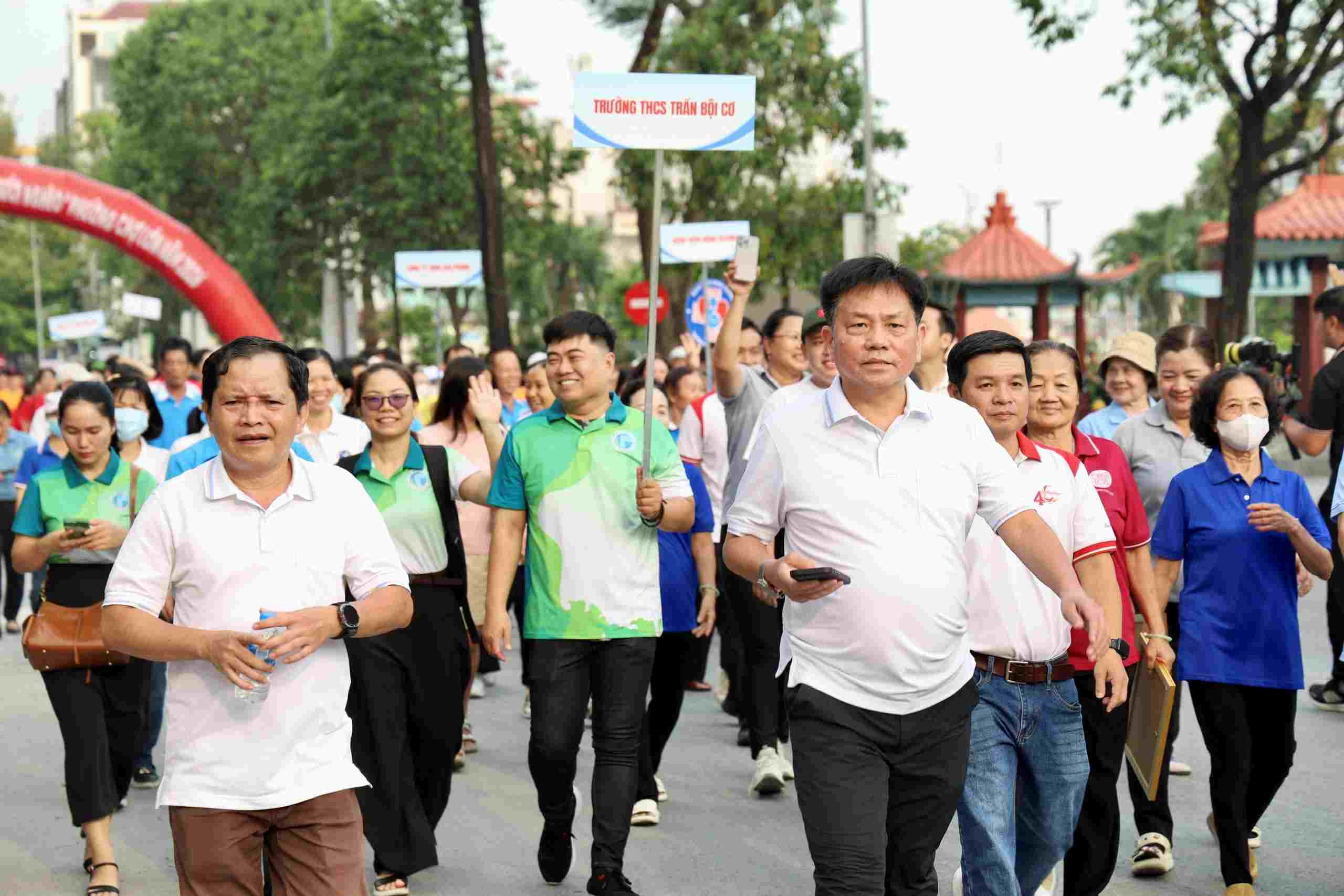 Lãnh đạo địa phương, đại biểu cùng đông đảo đoàn viên, hội viên, CNVC-LĐ và người dân tham gia chương trình đi bộ đồng hành ủng hộ Quỹ “Vì người nghèo” năm 2026 tại phường Chợ Lớn (TPHCM). Ảnh: Huỳnh Như