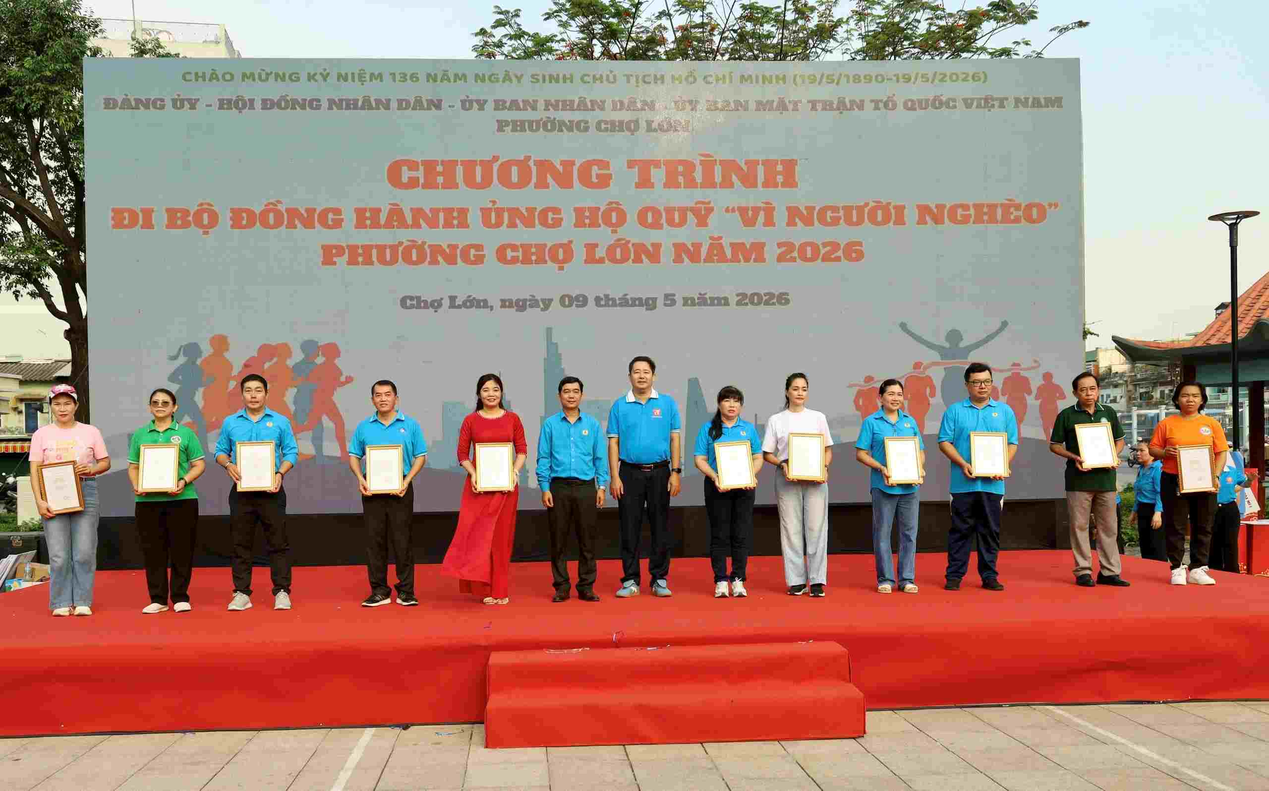 Lãnh đạo phường Chợ Lớn ghi nhận và tri ân các tập thể, đơn vị đồng hành chăm lo người nghèo trên địa bàn. Ảnh: Huỳnh Như