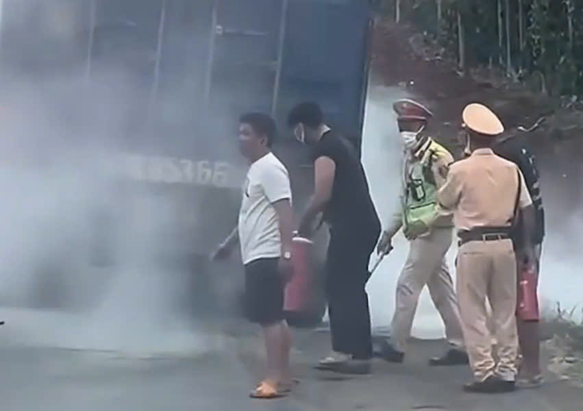 Traffic police forces promptly controlled a container truck fire on National Highway 26 in Dak Lak. Photo: Police provided