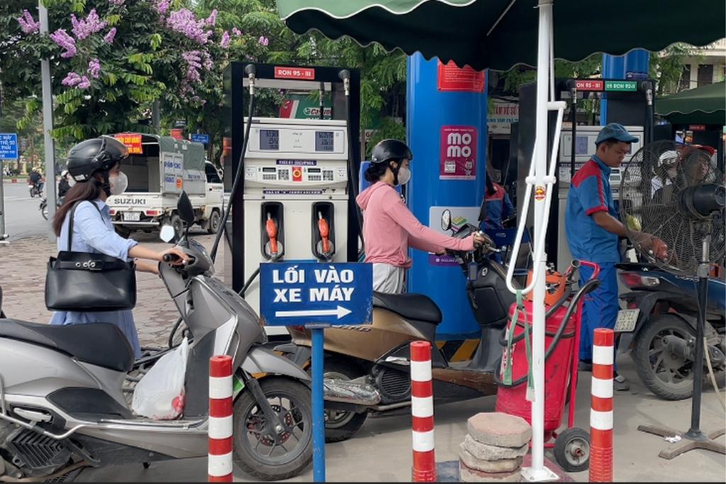 Domestic gasoline and oil prices maintained the adjustment level from the afternoon of May 7, while world oil prices had a week of decrease. Photo: Thanh Binh