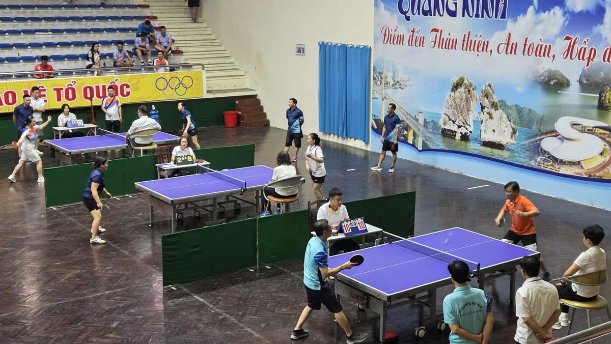 Thi đấu môn bóng bàn tại Hội thao khối MTTQ và các tổ chức chính trị xã hội Quảng Ninh. Ảnh: Ủy ban MTTQ Việt Nam tỉnh Quảng Ninh