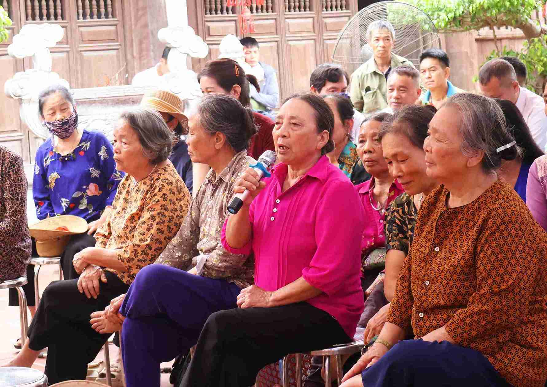 Đại diện các hộ dân phát biểu ý kiến liên quan đến công tác bồi thường, hỗ trợ và giải phóng mặt bằng tại hội nghị.