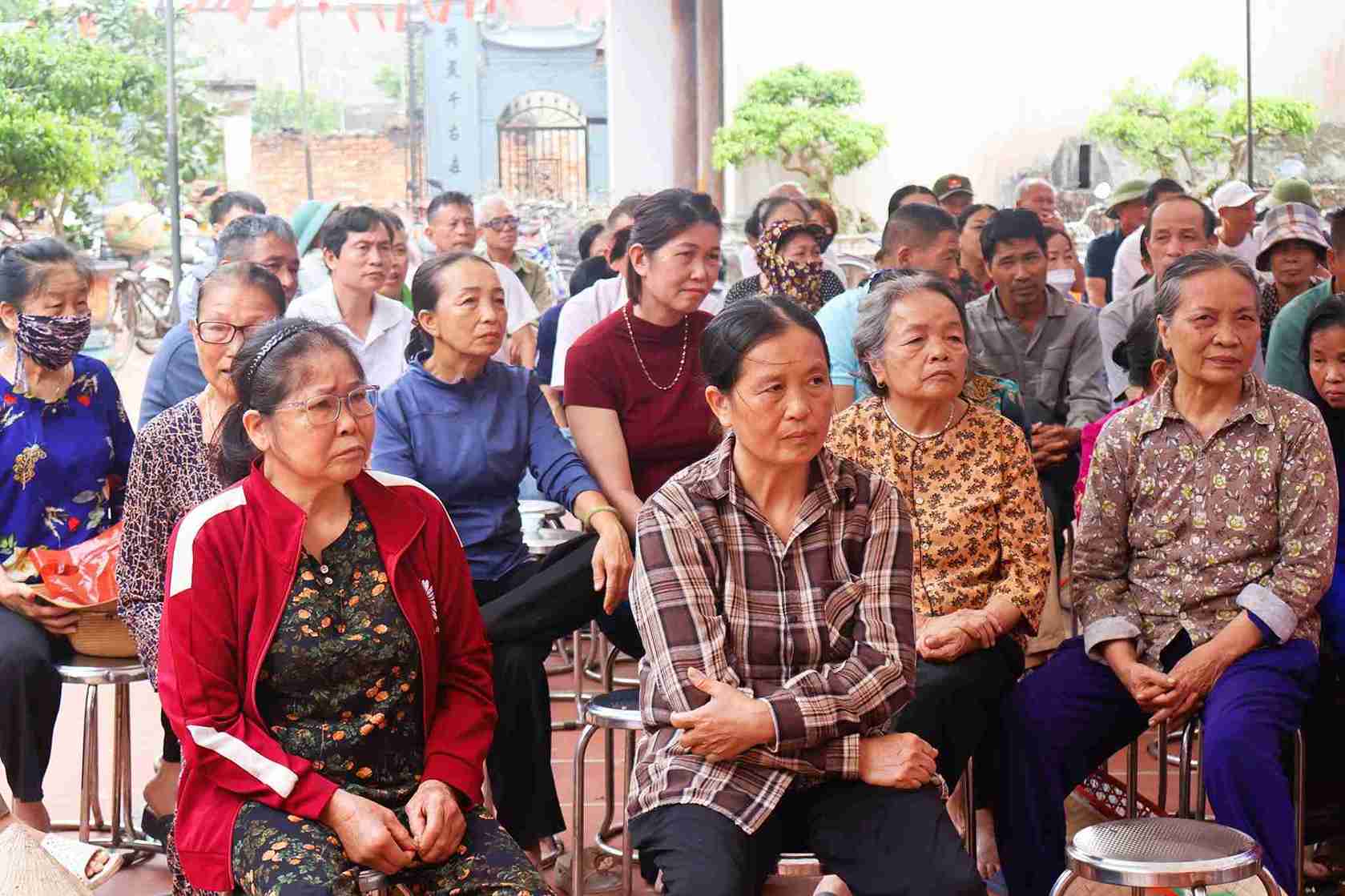 People listen to information about site clearance for the Lai Cach Industrial Park Project at the conference. Photo: Viet Hoa Ward