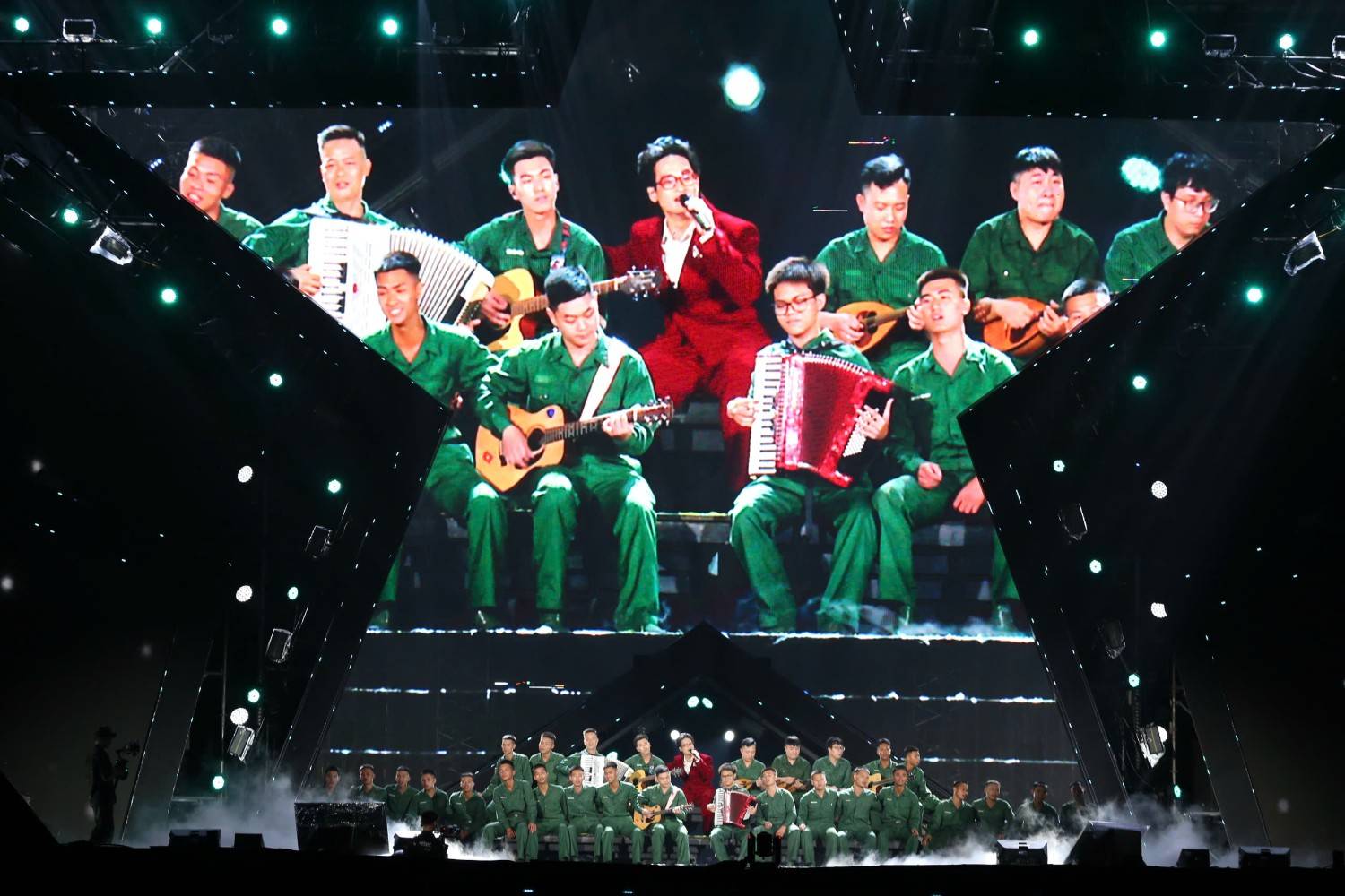Hà Anh Tuấn mang đến concert loạt ca khúc nổi tiếng, gắn liền với tên tuổi của anh. Ảnh: Minh Chính