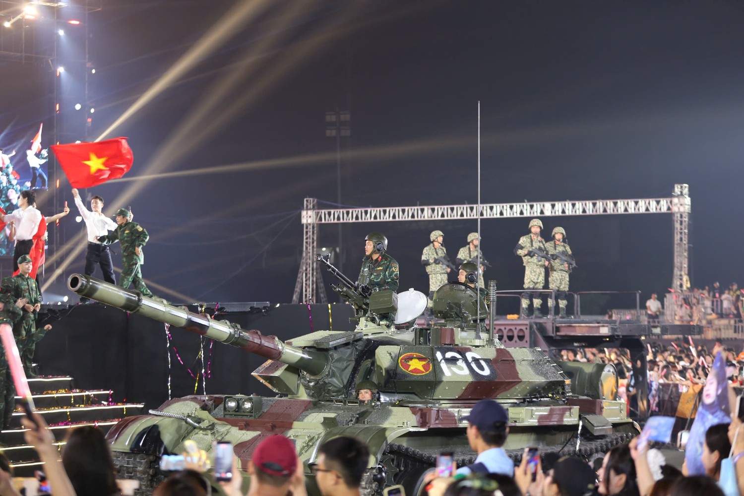 Xe tăng T-54B xuất hiện tại concert. Ảnh: Minh Chính