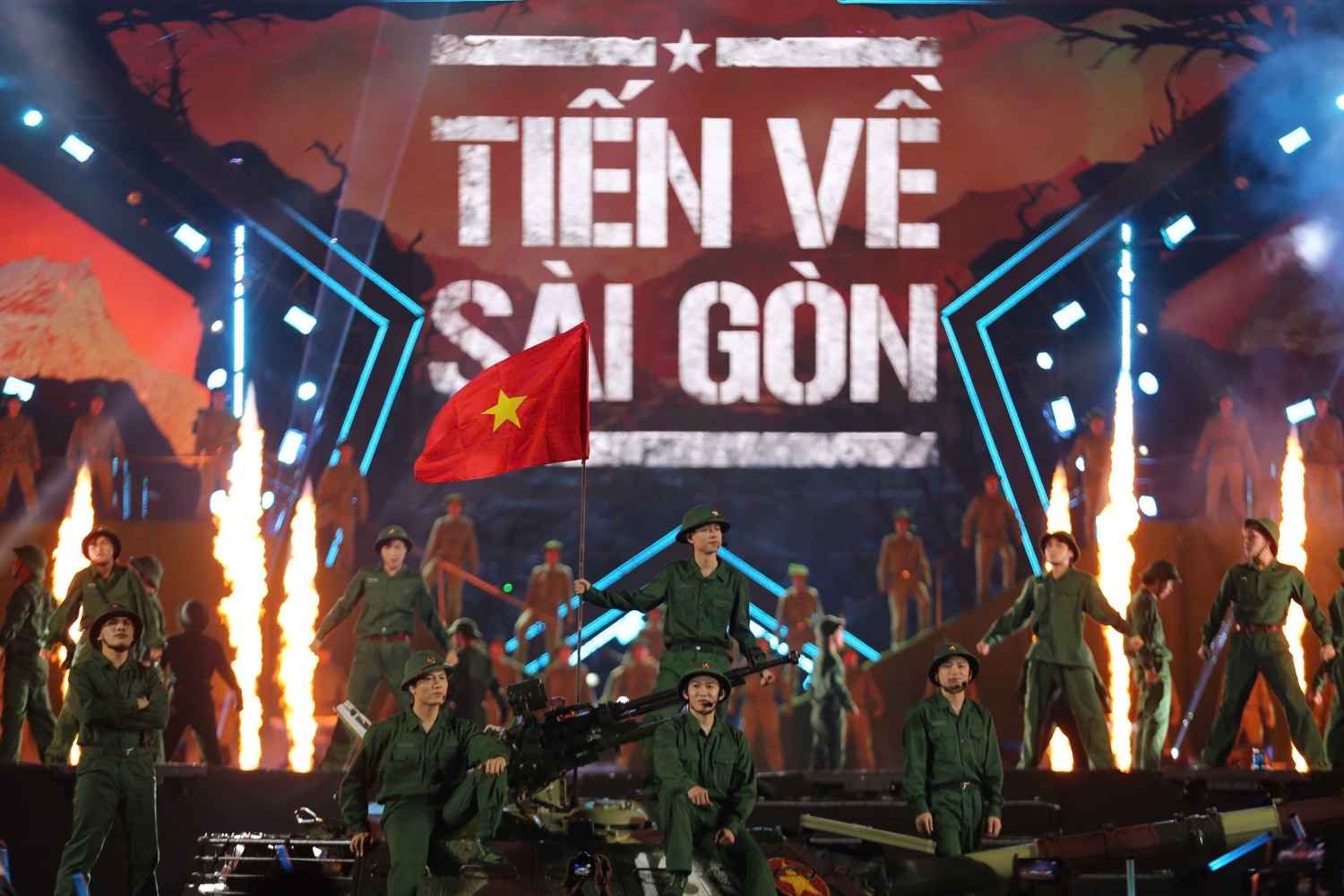 Các nghệ sĩ trình diễn liên khúc nhạc cách mạng trên xe tăng. Ảnh: Minh Chính