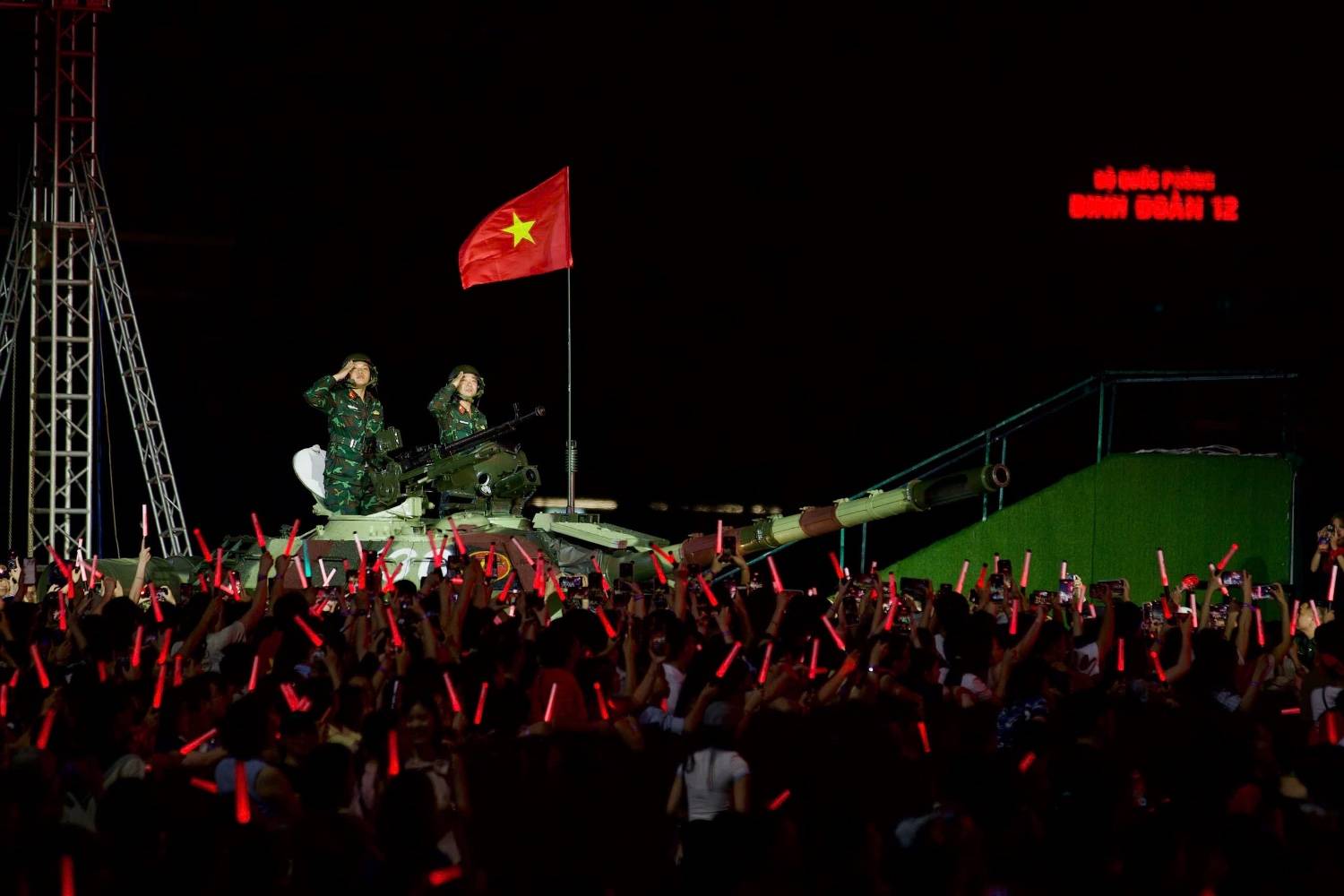 Màn trình diễn xe tăng T-54B gây sốt tại concert. Ảnh: NSX