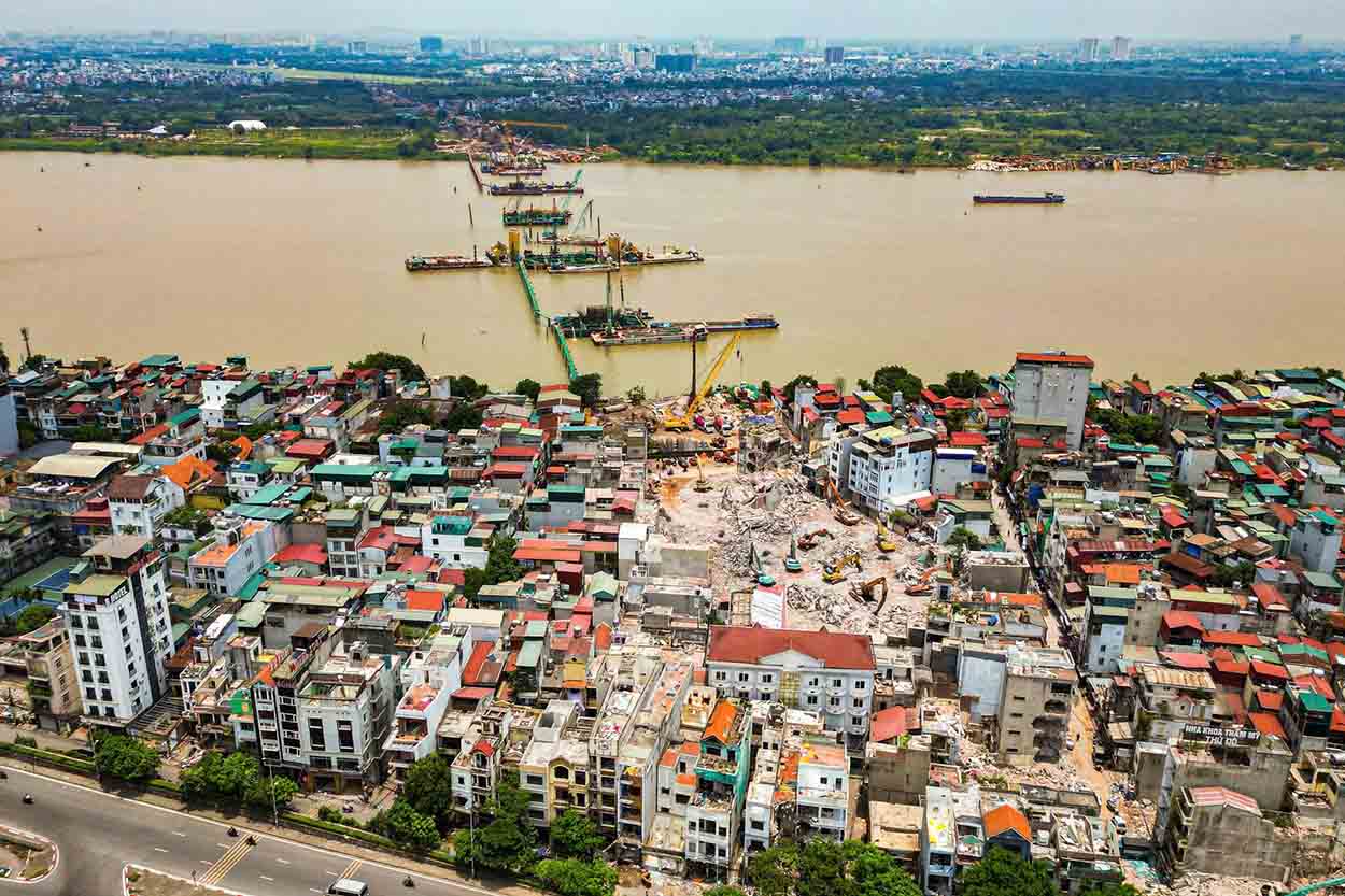 Wards are actively implementing land acquisition and site clearance to construct the Tran Hung Dao bridge project across the Red River in Hanoi. Photo: Huu Chanh