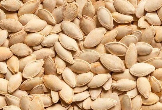 Winter melon seeds combined with oats and bananas to make smoothies help supplement magnesium for the body. Photo: Kieu Vu