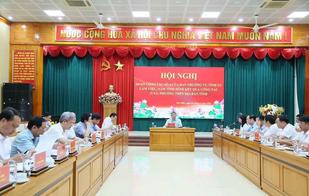 Chairman of the Provincial People's Committee works with 7 communes and wards after one year of operating the 2-level government. Photo: Tat Dat