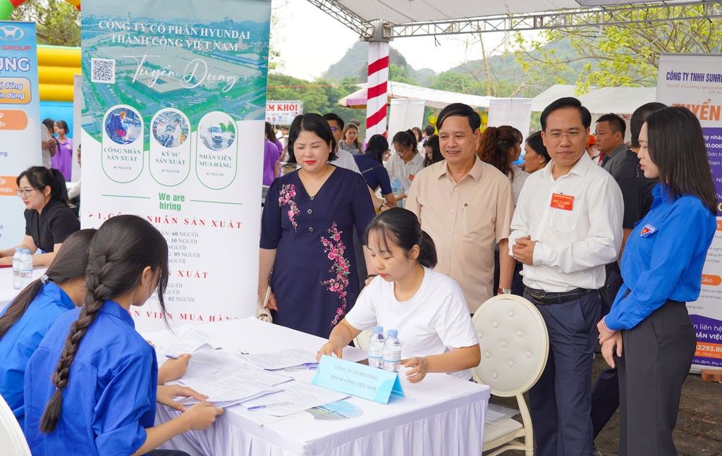 Ninh Binh Provincial Employment Service Center organizes a mobile job transaction session at the Special National Relic Site of Hoa Lu Ancient Capital. Photo: Dieu Anh