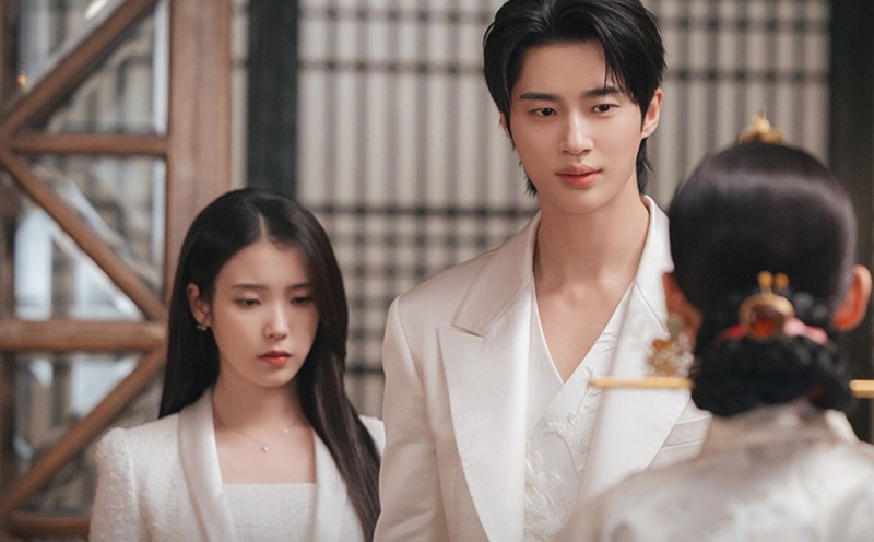 Perfect crown của IU, Byeon Woo Seok lập kỷ lục rating trước 2 tập cuối