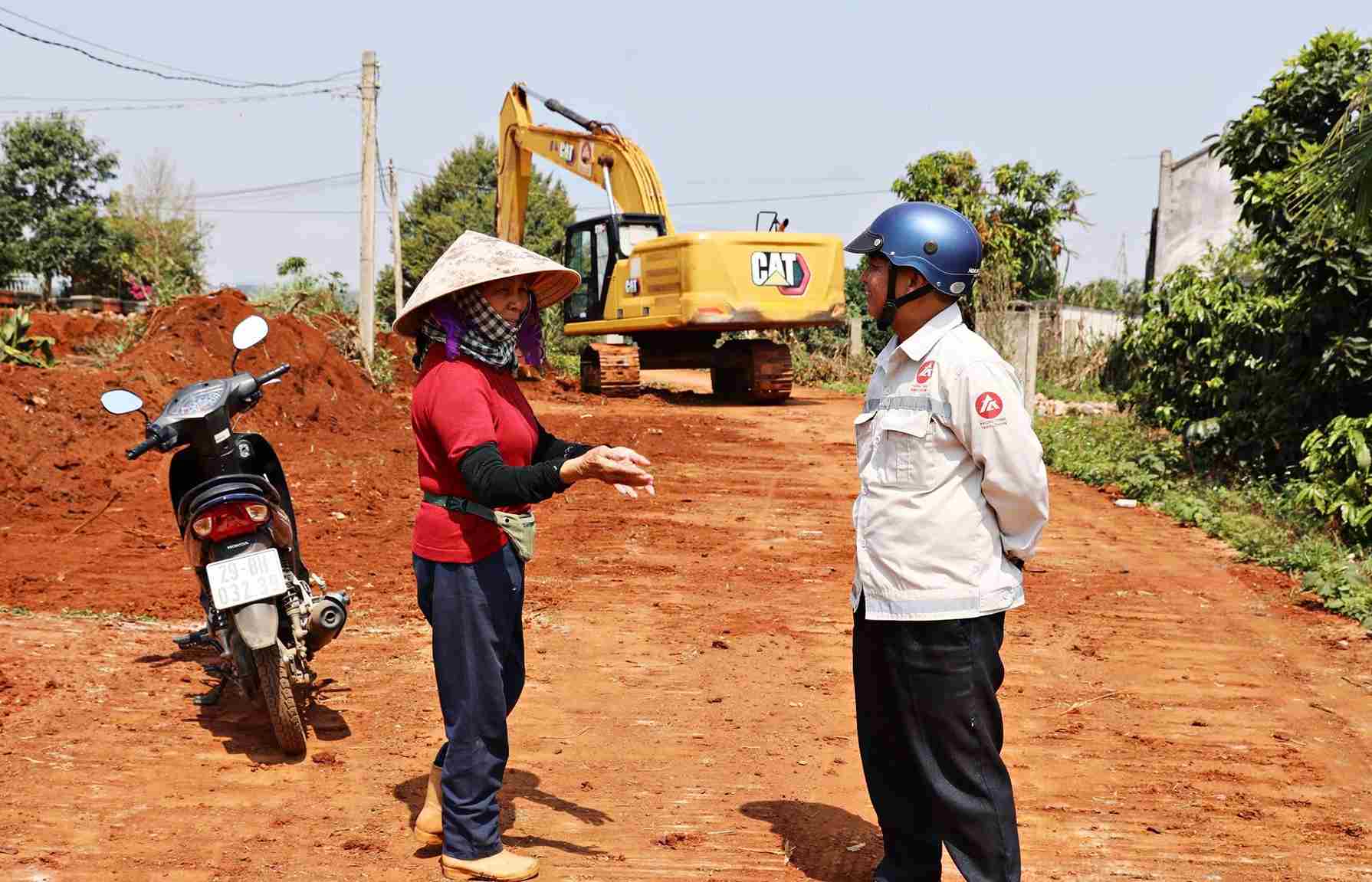 Người dân địa phương phấn khởi khi