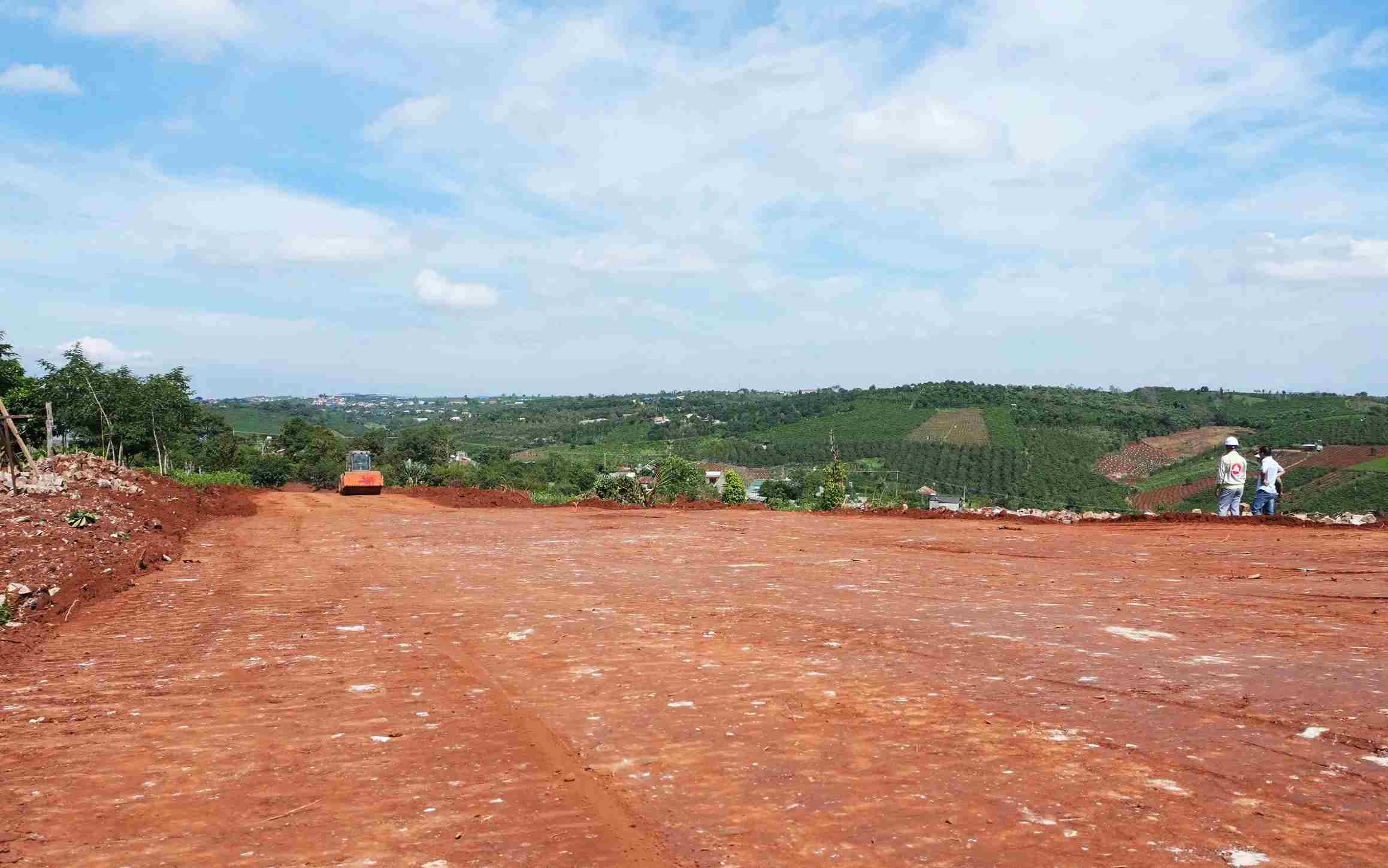 The shape of the two Tan Phu - Bao Loc and Bao Loc - Lien Khuong expressways is gradually taking shape. Photo: Phuc Khanh