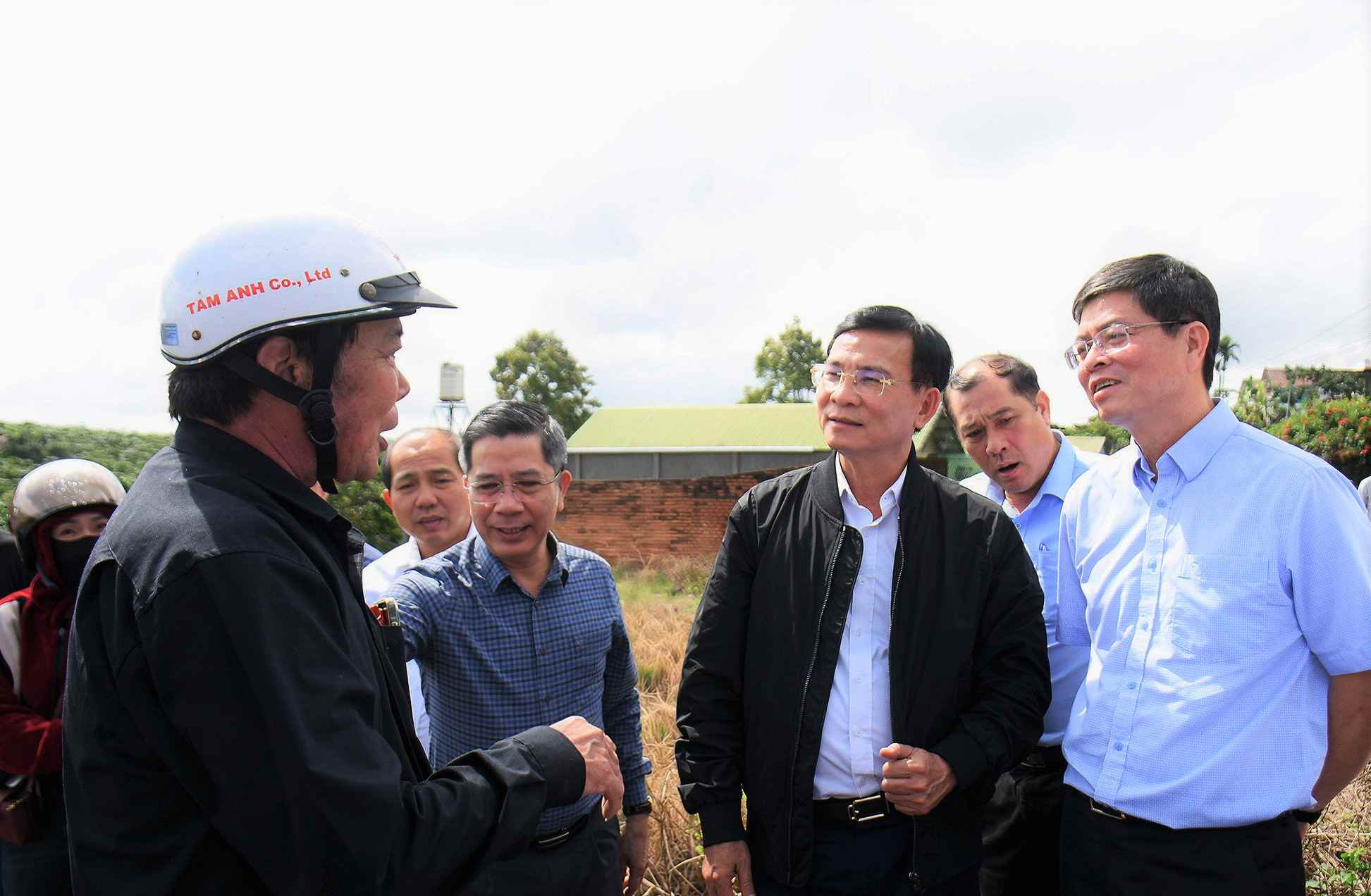 Đồng chí Hồ Văn Mười, Ủy viên Ban Chấp hành Trung ương Đảng, Phó Bí thư Tỉnh ủy, Chủ tịch UBND tỉnh Lâm Đồng thăm hỏi, động viên người dân thuộc diện giải phóng mặt bằng vùng dự án cao tốc đi qua