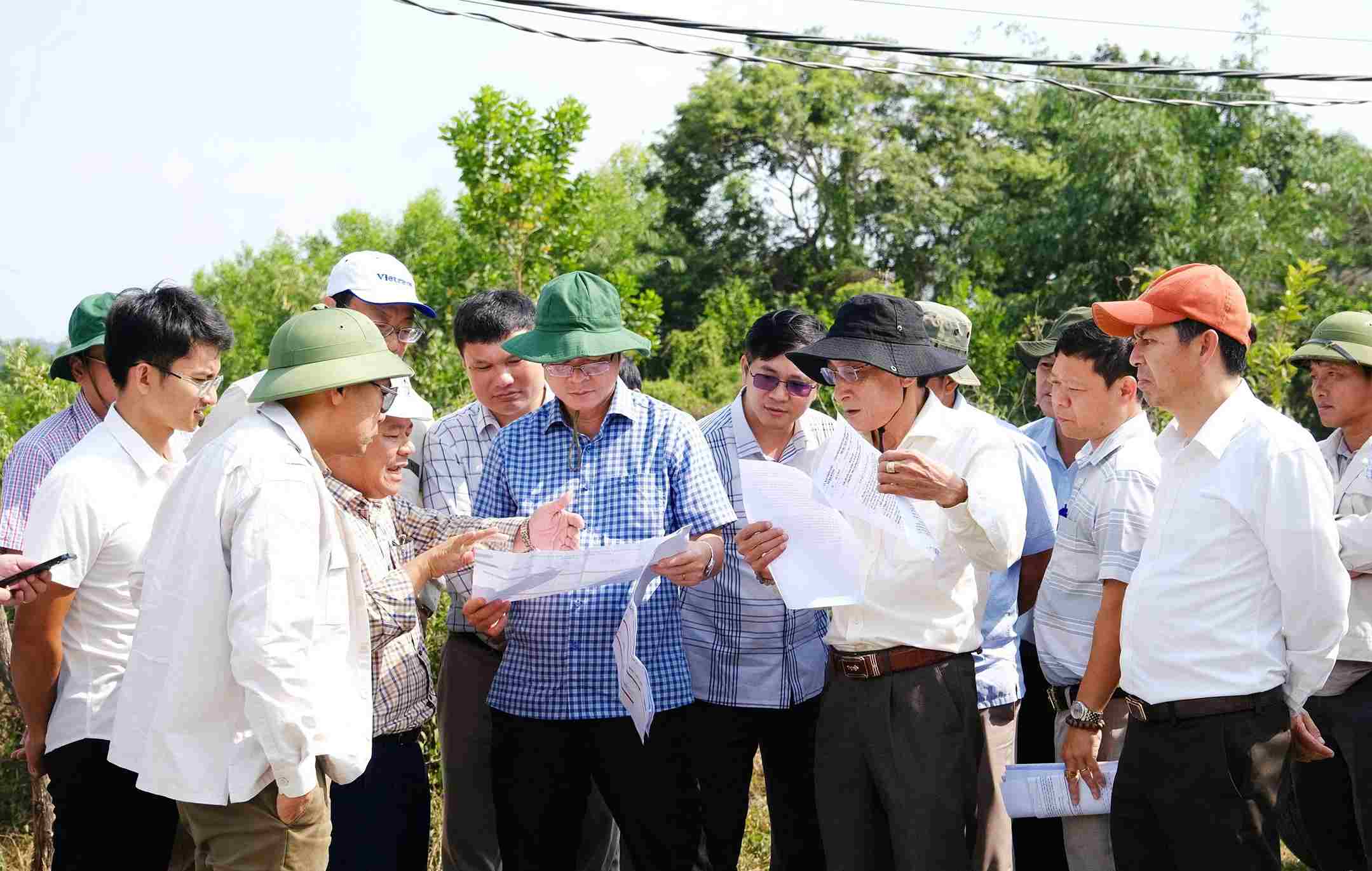 Phó Chủ tịch UBND tỉnh Lâm Đồng Nguyễn Hồng Hải kiểm tra thực tế tuyến cao tốc Tân Phú - Bảo Lộc qua xã Đạ Huoai. Ảnh: Phúc Khánh