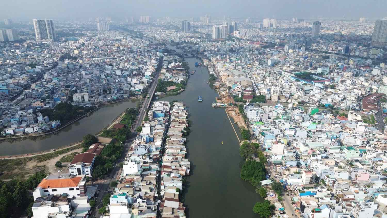Ho Chi Minh City will clear more than 5,800 households to renovate the south bank of Doi canal. Photo: Anh Tu