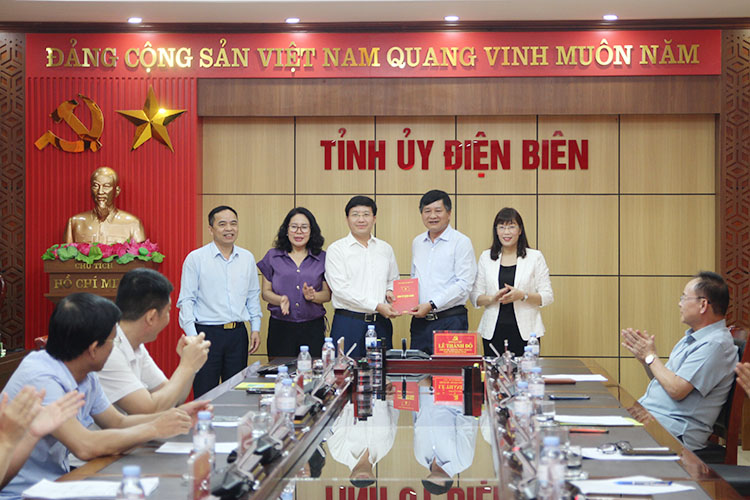 El Sr. Lê Thành Đô - Subsecretario Permanente del Comité del Partido Provincial, Presidente del Consejo Popular Provincial - entregó regalos de aliento y felicitó a la delegación. Foto: Thu Hằng