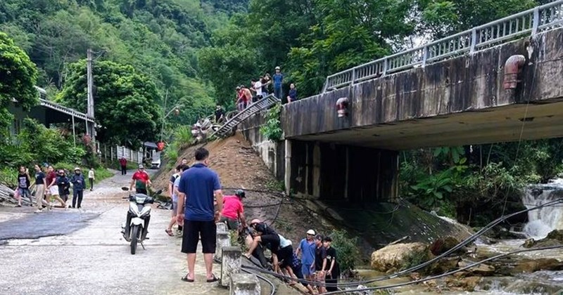Tài xế xe bồn tử vong sau khi xe đâm vào lan can cầu