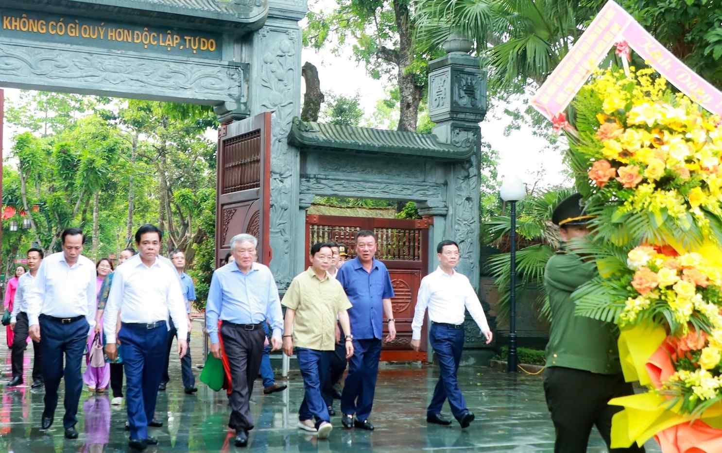 Delegation of former Party and State leaders to offer flowers and incense to commemorate President Ho Chi Minh at Kim Lien Special National Relic Site. Photo: Thanh Duy