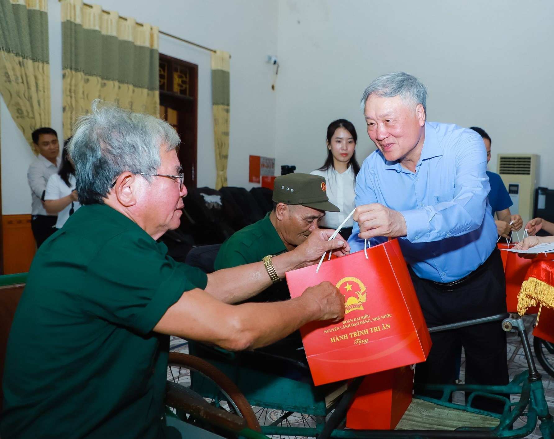 Nguyên Phó Thủ tướng Thường trực Chính phủ Nguyễn Hòa Bình tặng quà các thương binh. Ảnh: Thành Duy