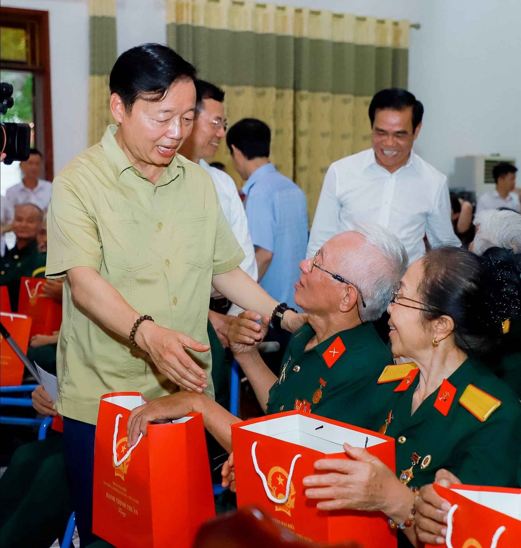Nguyên Phó Thủ tướng Chính phủ Trần Hồng Hà thăm hỏi, tặng quà các thương binh tại Trung tâm Điều dưỡng thương binh Nghệ An. Ảnh: Thành Duy 