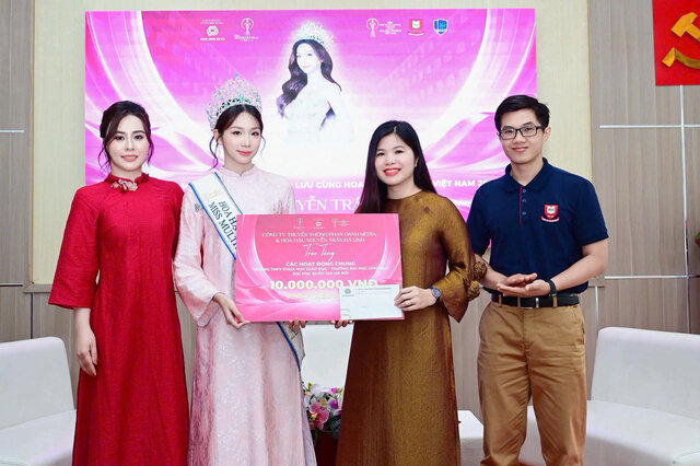 Hoa hậu Hà Linh gửi tặng món quà tri ân tới nhà trường như lời cảm ơn dành cho thầy cô và mái trường đã đồng hành cùng cô trưởng thành. Ảnh: Nhân vật cung cấp