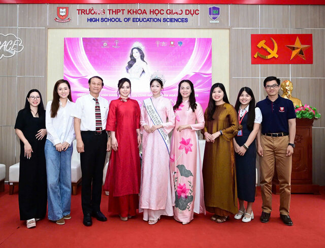 Nguyễn Trần Hà Linh chụp ảnh lưu niệm trong buổi trở về Trường THPT Khoa học Giáo dục. Ảnh: Nhân vật cung cấp
